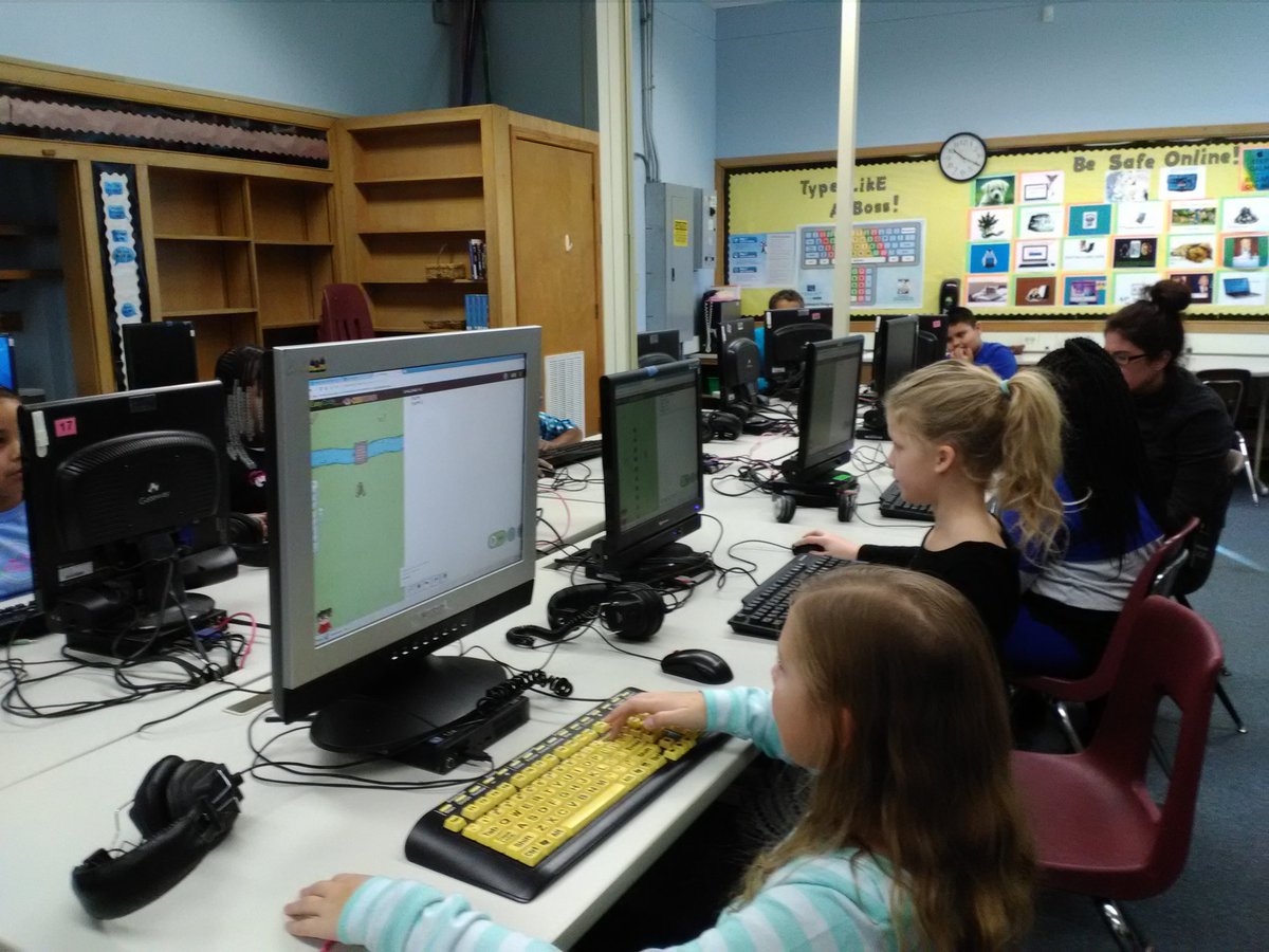 BlvdTech's tweet image. Computer Science Education week coding fun with 3rd and 4th graders @WestBlvdElem @DeRousse_WBE216 @TaterToddsofWBE #easycode