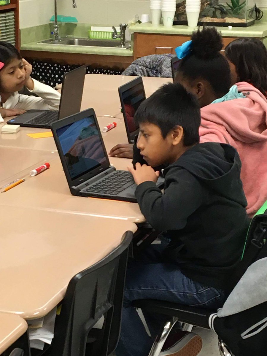 RCSWolvesPLN's tweet image. Part 2 Ms. Forsyth&apos;s Ss at #ElmStreetElementary are engaged in coding #HourofCode #RCSHourofCode #RCSWolvesPLN #TeachRCS  #CSEdWeek