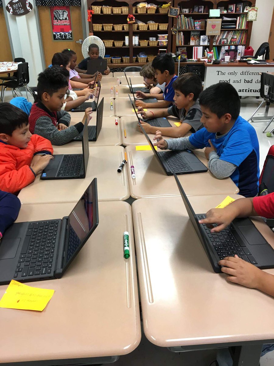RCSWolvesPLN's tweet image. Part 2 Ms. Forsyth&apos;s Ss at #ElmStreetElementary are engaged in coding #HourofCode #RCSHourofCode #RCSWolvesPLN #TeachRCS  #CSEdWeek