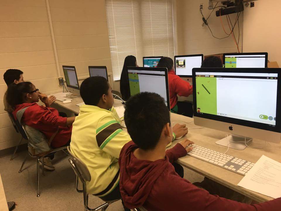 RCSWolvesPLN's tweet image. Ms. Hall&apos;s Ss at #RomeMiddleSchool are having fun with #HourofCode #RCSHourofCode #RCSWolvesPLN #TeachRCS  #CSEdWeek #RomeCitySchools