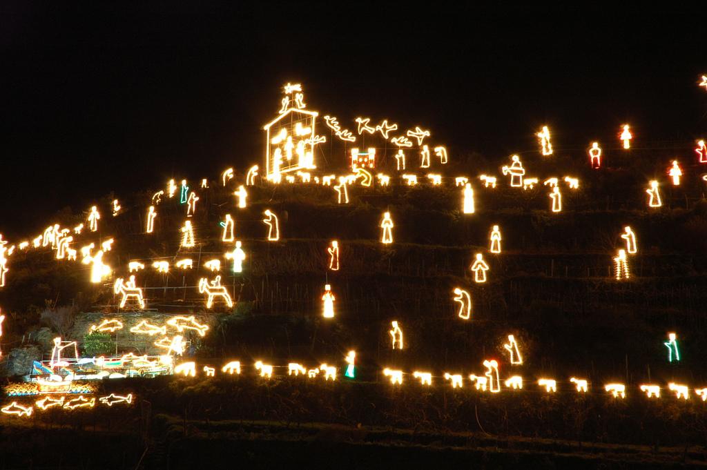 #Christmas in Cinque Terre: World's largest presepe is in #manarola #italy #cinqueterre #christmasinitaly bit.ly/2hahw59