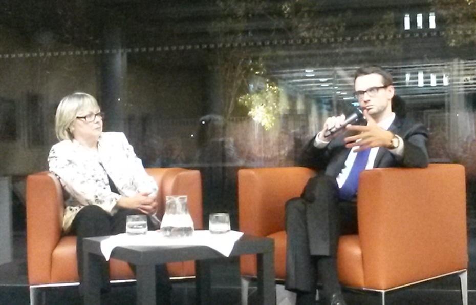 qatarle's tweet photo. Zu Gast in der SK Botschaft. Diskussion über verschiedene Themen & Erfolge der #SK2016 Ratspräsidentschaft. #EUB https://t.co/fCyqqeWqBP