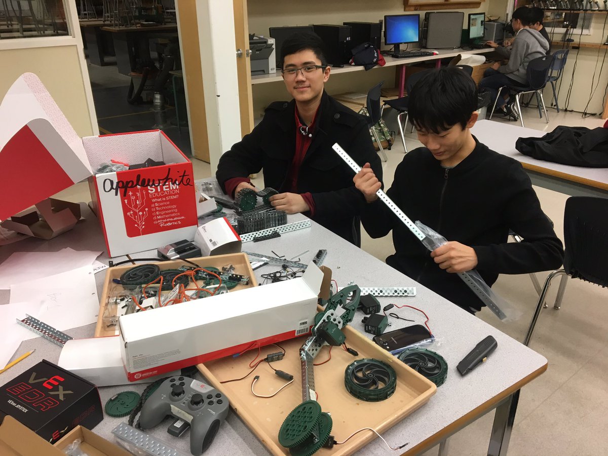 TomWrightb's tweet photo. Robotics STEM club at JH. Working on VEX EDR. Exciting times #jhlearn #jhdesign https://t.co/WDKegNb7YM