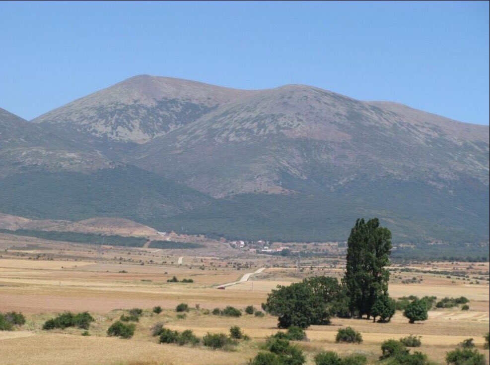 dosmilescyl's tweet photo. Con que 4️⃣ Cumbres vamos a celebrar el DIA INTERNACIONAL DE LAS MONTAÑAS con @LaPosadaElMundo  y @FDMESCYL ⁉️
 #DIM16 #DIMCYL https://t.co/B2DI7siigl