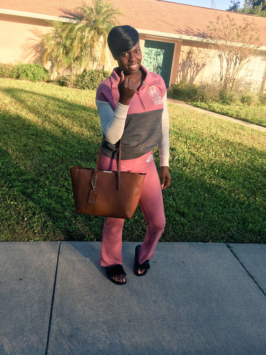 NeBaby19's tweet image. Only thing she wants to do is live life, be happy and spend someone's money . 🤗💸#That's It 😂