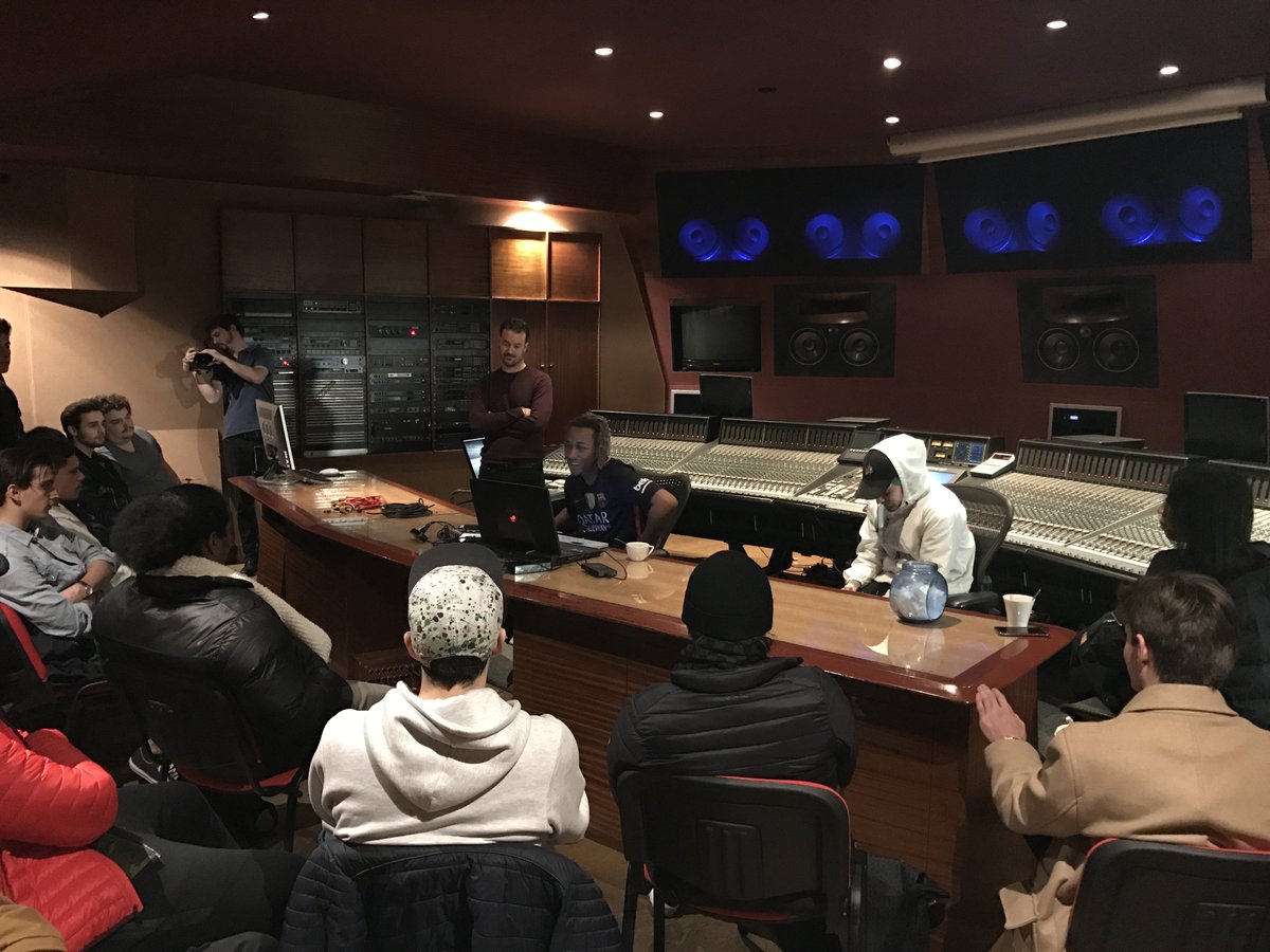 AR_Institute_FR's tweet photo. En ce moment à #abbeyroadinstitute France: nos élèves en #masterclass avec le producteur #daxz (#drake, #travisscott ...) https://t.co/adH0xR1XCI
