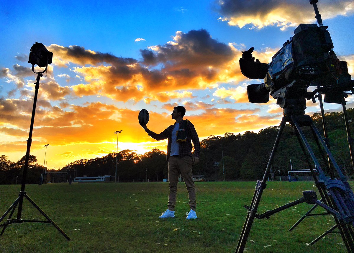 pdwnews's tweet image. #sunriseteam weather : #sammac finds his inner #rugby this morning... #sun7 #Rugby7s