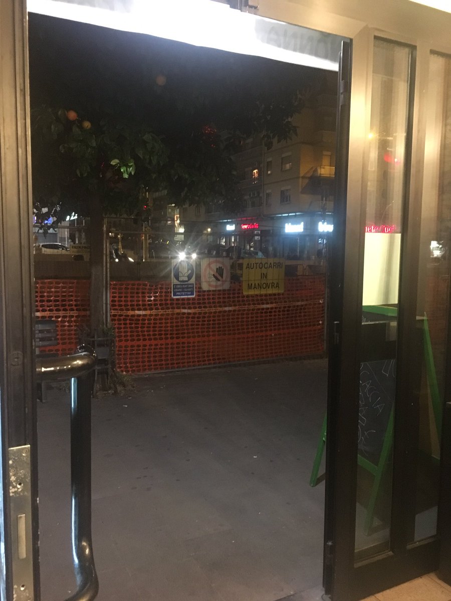 marcodimarco87's tweet photo. @virginiaraggi sono mesi che davanti il mio locale in via Tiburtina 499 vedo questo! Non fate niente, #Roma sta crollando! #m5s #degrado https://t.co/XXM4mNMhw0