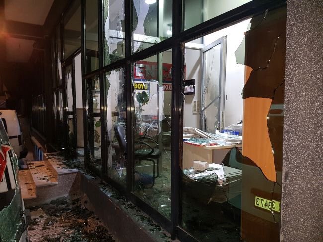 metinfeyzioglu's tweet image. Yeniçağ Gazetesi&apos;ne saldırı... Asla kabul edilemez. Siyaset ve şiddet asla yan yana olamaz. Bu vatana ihanettir.