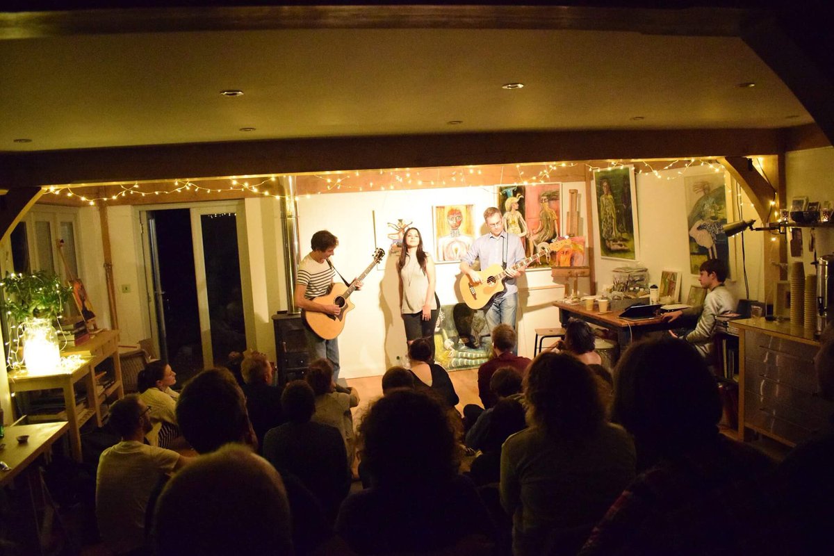 Selina_HDogs's tweet photo. @sofarsounds #sofarsoundsreading fantastic evening!! #musicalmovement #beinginthemoment #selinaandthehowlindogs https://t.co/npR4i2ZtZT