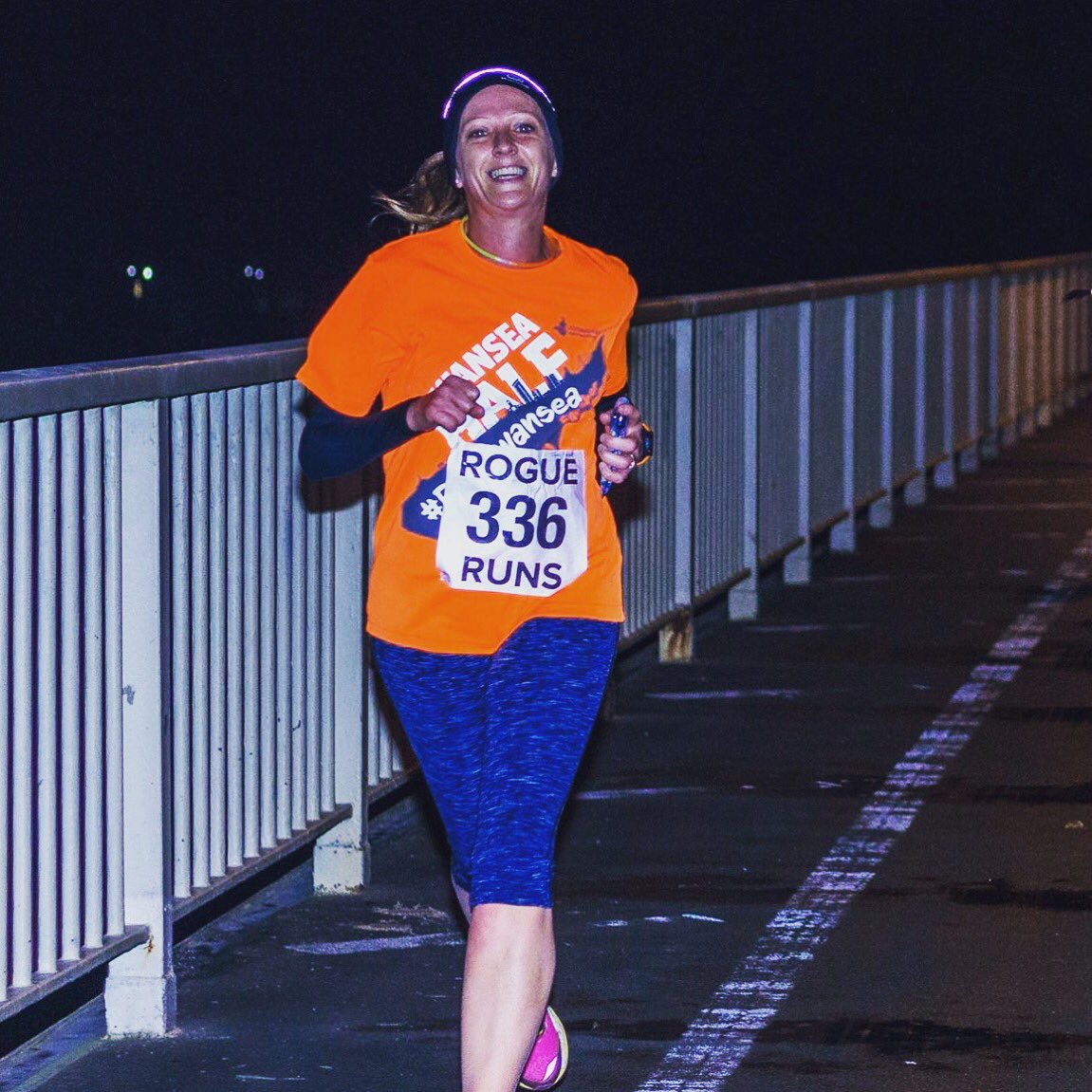 MrsJudeRussell's tweet photo. #actionshot @RogueRuns #severnbridgenightrun #glowsticks https://t.co/8uAFeLovRH
