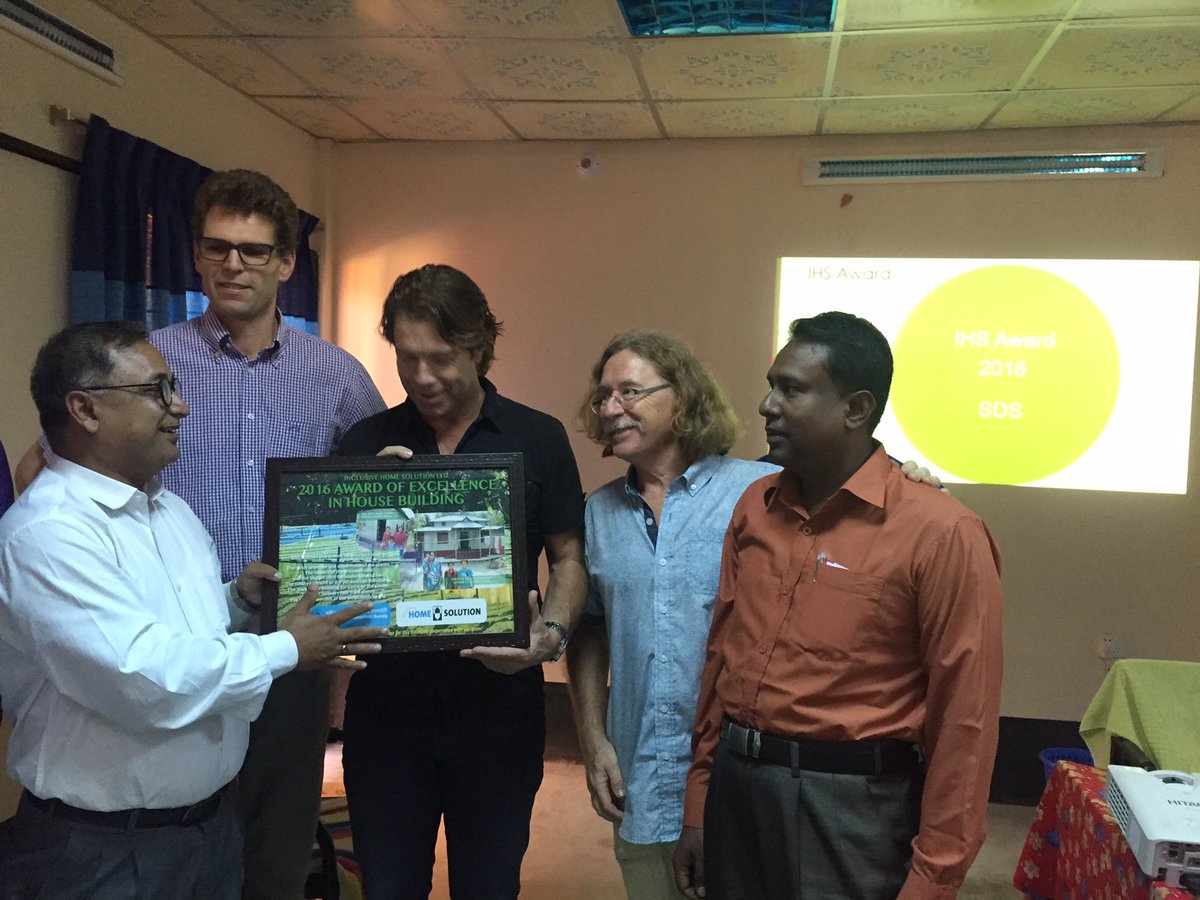 NGO Shariatpur Developement Society ontvangt "Award of Excellence" voor uitstekende samenwerking  bij huizenbouwproject in Bangladesh.