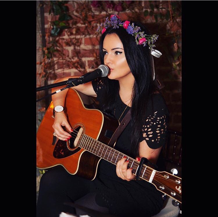 natclarkmusic's tweet photo. #tbt to singing for @itisDW 🌺 @KylieJenner and I clearly have good taste in timepieces!⏱😋#danielwellington #dwperfectmatch #dwpickoftheday https://t.co/5uX3L0dLKh