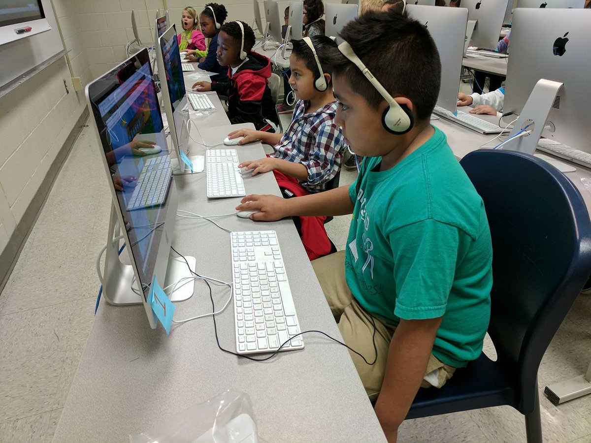 RCSWolvesPLN's tweet image. Ms. Cescutti&apos;s 2nd grade Ss participating in the #HourofCode #StarWarsCode #RCSHourOfCode #CSEdWeek #RCSWolvesPLN @RomeCitySchools
