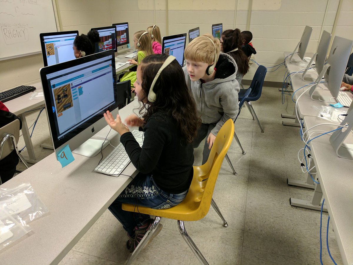 RCSWolvesPLN's tweet image. Ms. Cescutti&apos;s 2nd grade Ss participating in the #HourofCode #StarWarsCode #RCSHourOfCode #CSEdWeek #RCSWolvesPLN @RomeCitySchools