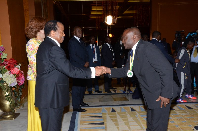 PRC_Cellcom's tweet image. Poignées de main du @PR_Paul_Biya  avec Aboudi Onguene, meilleure joueuse de la #CANFEM2016 et Enow Ngachu, l'entraîneur #AWCON2016 #TT237