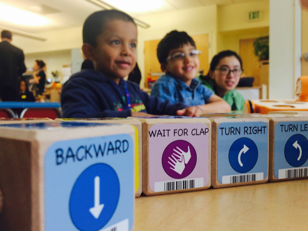 SFUnified's tweet image. #CarmichaelK8 students learn what a sequence is from @google #DistinguishedEngineer Carrie Grimes Bostock. #CSEdWeek #CSinSF