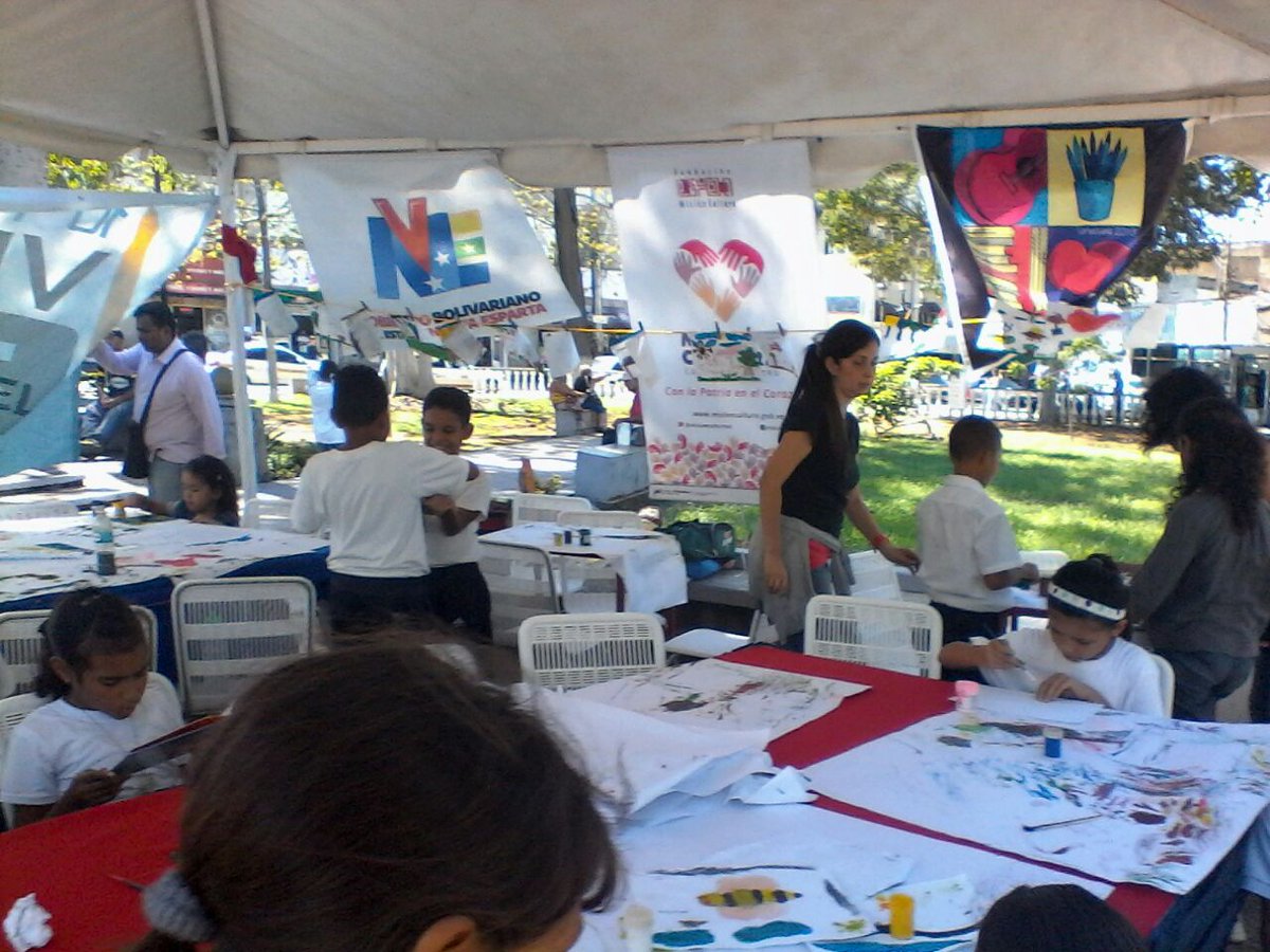 reddearte's tweet photo. Tienda Red de Arte presente en #FILVEN2016 #NuevaEsparta Talleres, conversatorio, artesanía y muchos libros https://t.co/I76Obw5yLj