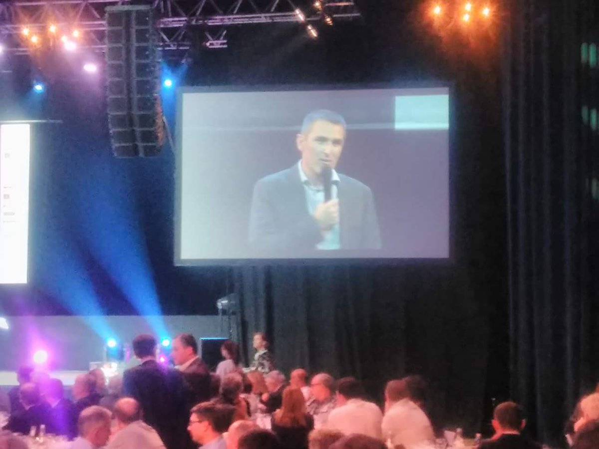 #TrophéesPrésences <a href="/GroupeHardis/">Hardis Group</a> élu leader de l'année ! Tous très #fiers !