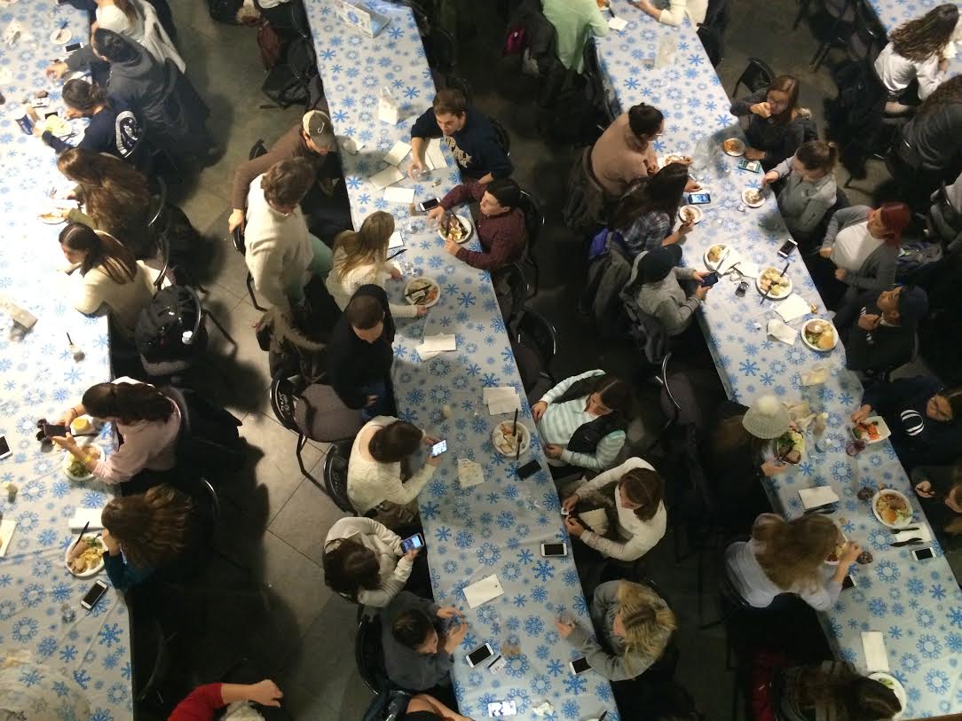 h_feakes47's tweet photo. The dinner offered five eating times. During each meal, faculty members started dancing in between the tables to the holiday music. #JRN106 https://t.co/AMZPChxrn6