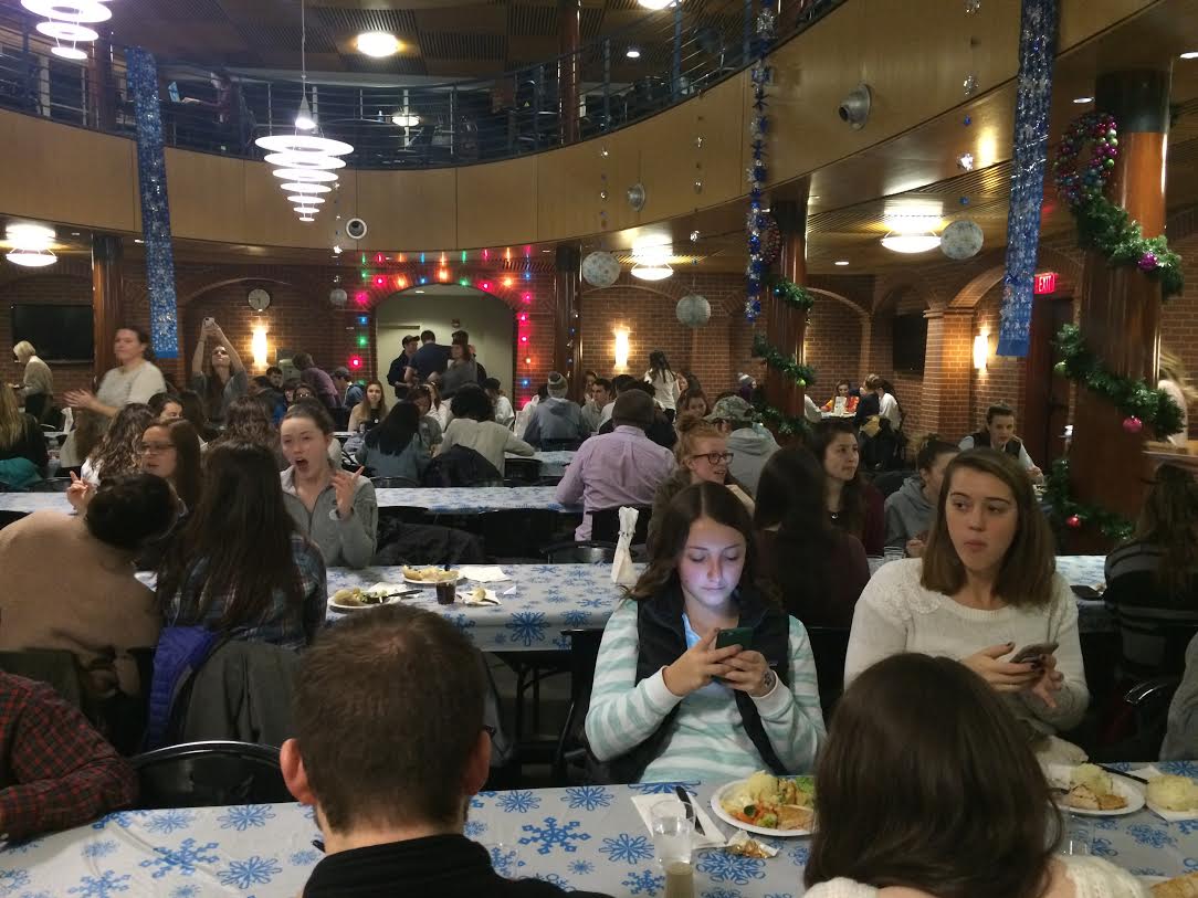 h_feakes47's tweet photo. Quinnipiac hosted their annual holiday dinner on Dec. 8. The Mount Carmel dining hall was decorated for the holiday season. #JRN106 https://t.co/FHUWfp1ipq