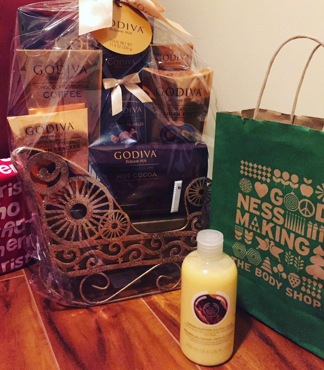 DeepthiShetty90's tweet photo. When it's your lucky day you end up winning the entire GODIVA bag😍@DoranJonesInc @megivanova #HolidayParty #BestPlacestoWork https://t.co/oipQue7TvE
