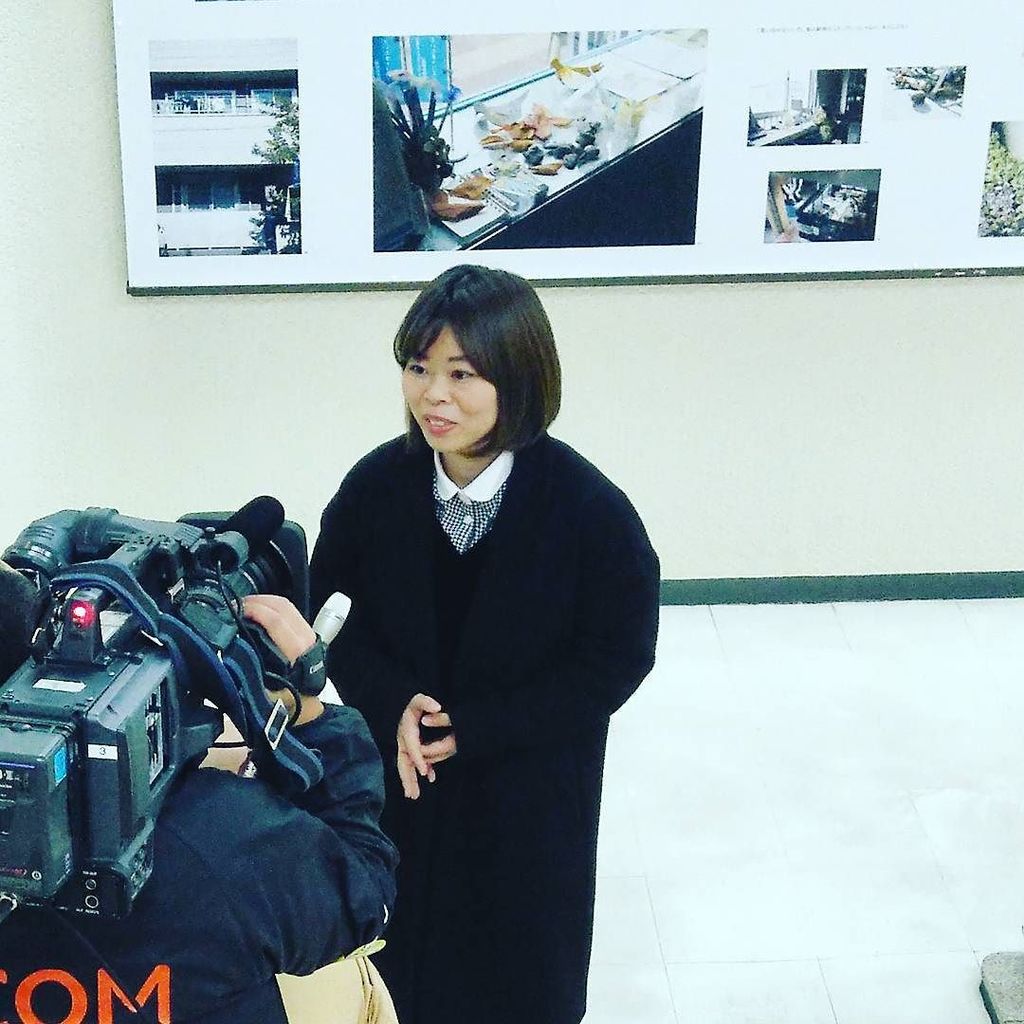 SaitoriPR's tweet photo. 長島確＋やじるしのチームの展示会場、大宮タカシマヤさんでの撮影時に、偶然やじるしを作成した方に遭遇。さっそくインタビュー！！かわいらしいやじるしを作られてました。

#長島確 #さいたまトリエンナーレ #大宮タカシマヤ #大宮 #… https://t.co/tZfgmX6B1z