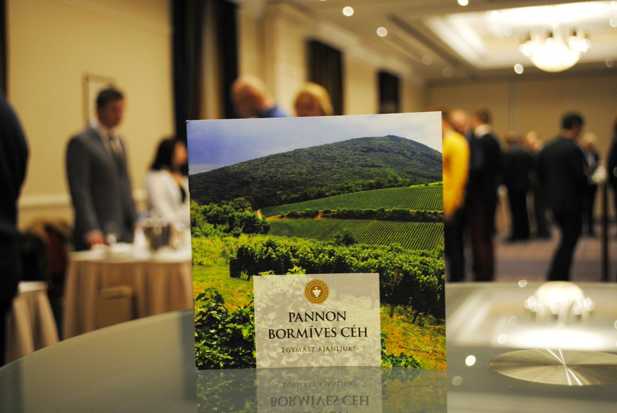 WineArtCulture's tweet image. Havig a good time at Pannon Bormíves Céh Christmas Party with @NorbertIzsak @WineSofa @winebor @HerczegAgnes