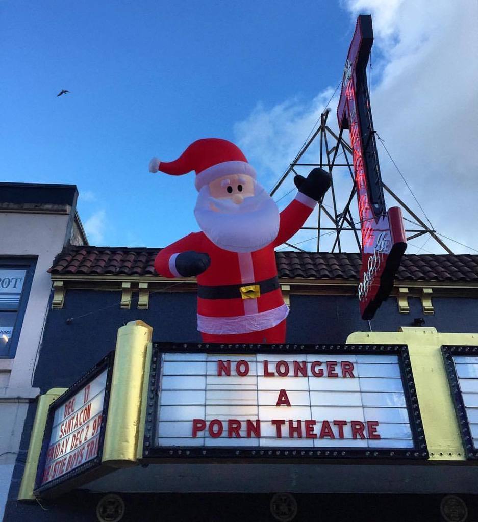 DontMove2PDX's tweet photo. HO HO HO! Also, everyone just chill about the snow. Photo credit: @alexwhitepdx https://t.co/f5S4dcz7pa https://t.co/P50zWg52YS