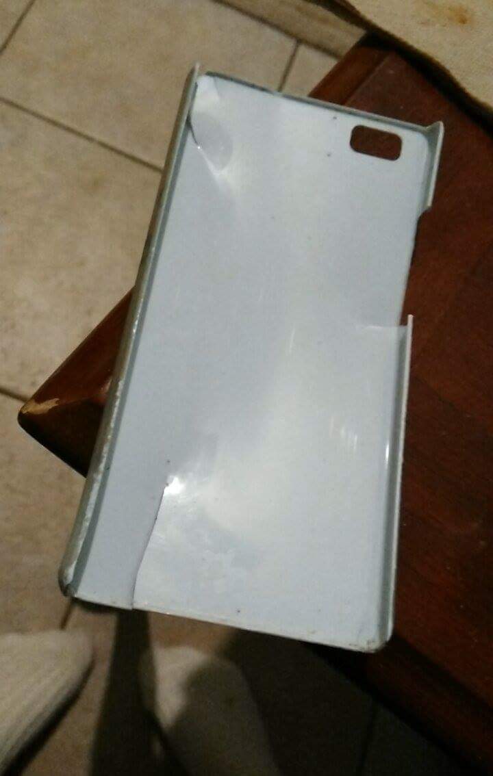 mini_tacoqueen's tweet photo. @mini_tacoqueen and yet the phone is totally fine??? 😂😂 https://t.co/2gJCTBWjso