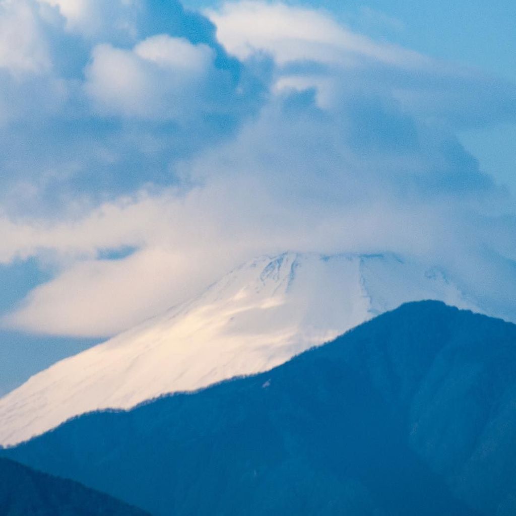 ksakabe's tweet photo. 今朝の富士山は雲の傘をかぶっています。 #富士山 #冠雪富士 #笠雲 #雲 #mtfuji #snowcapfuji #cloud #cloudcap https://t.co/CnM9nm6R39 https://t.co/By0Oni1rVB