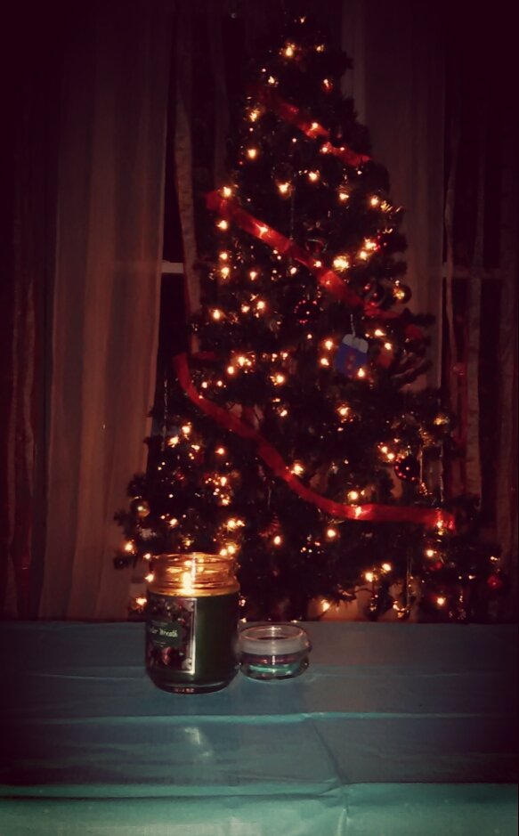CastavaLeePhoto's tweet photo. #ChristmasTree #Peaceful #PineCandle #FakeTreeBeauty #SingleMomOfThree #ViewFoldingLaundry https://t.co/CQzwB6R2k7