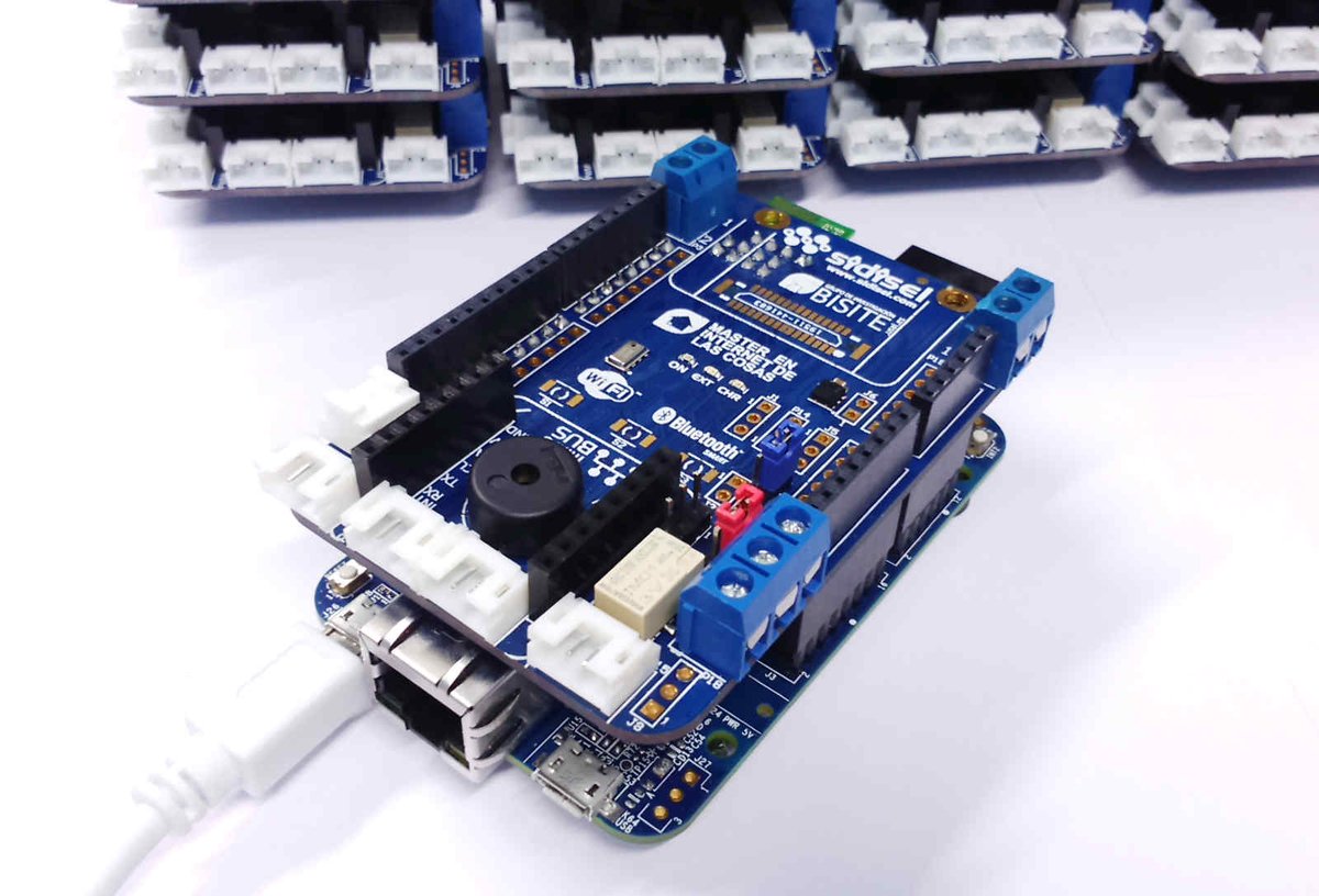 sidisel's tweet photo. Our board for Master in #IoT at @usal in #mbedos, with battery, sensors #WiFi #Bluetooth #Grove @mikroel click &amp; @arduino R3 @BISITE_USAL https://t.co/fpretCAJkz