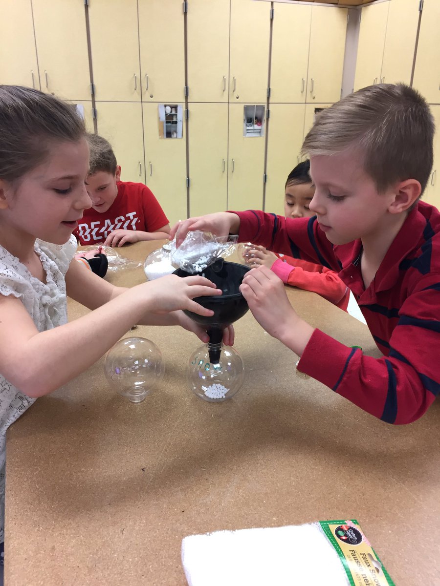 FrewsCrews's tweet photo. Abigail teaching her friends about Braille through snow ornaments. #studentistheteacher #learneveryday https://t.co/irQPYOpZEL