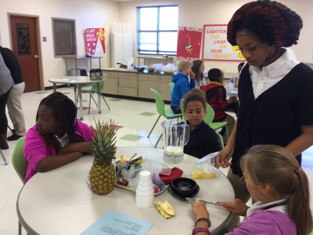 HarrellGMac's tweet photo. # M. Harrell and M. Greene's class # Field trip to LCCA https://t.co/VYTIsimEcR