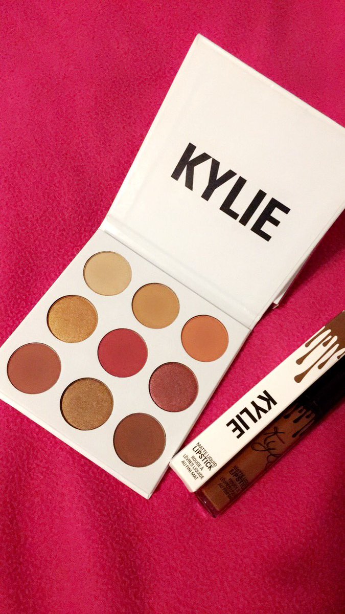 ElaiineV4's tweet photo. Finally received my package! ๐ #KylieJenner @KylieJenner @kyliecosmetics #TheBurgundyPalette #TrueBrown https://t.co/PzRfeZk8Sv