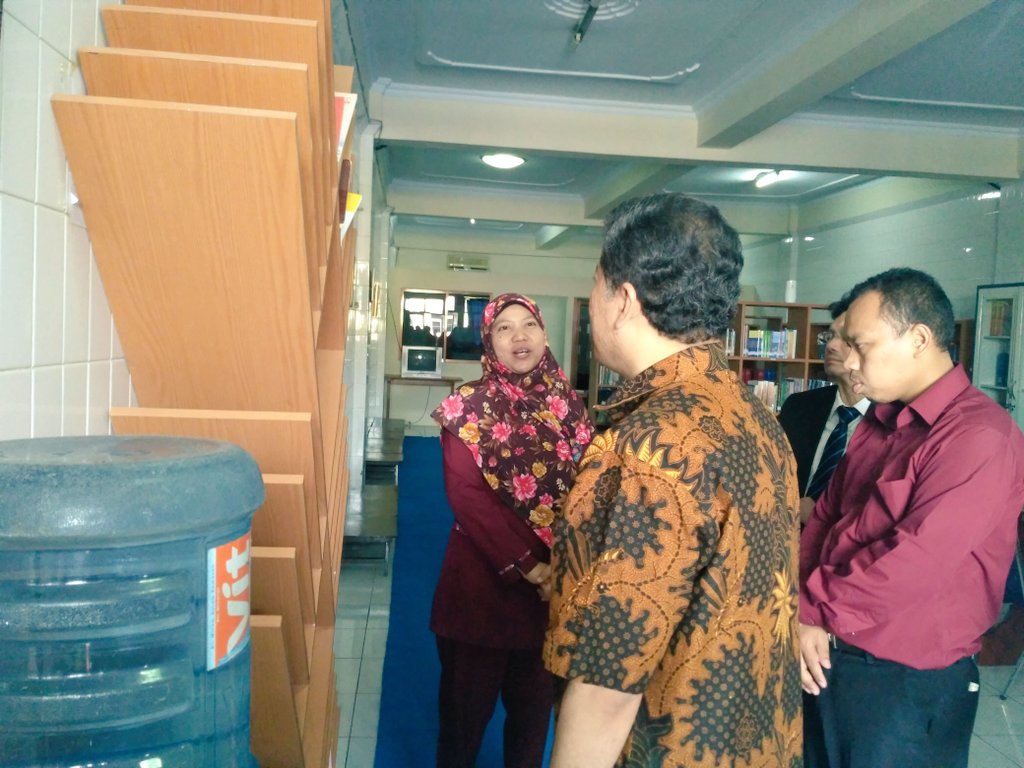 medikasuherman's tweet photo. kunjungan asessor ke ruangan yang ada di kampus. https://t.co/OzItnyTtZa