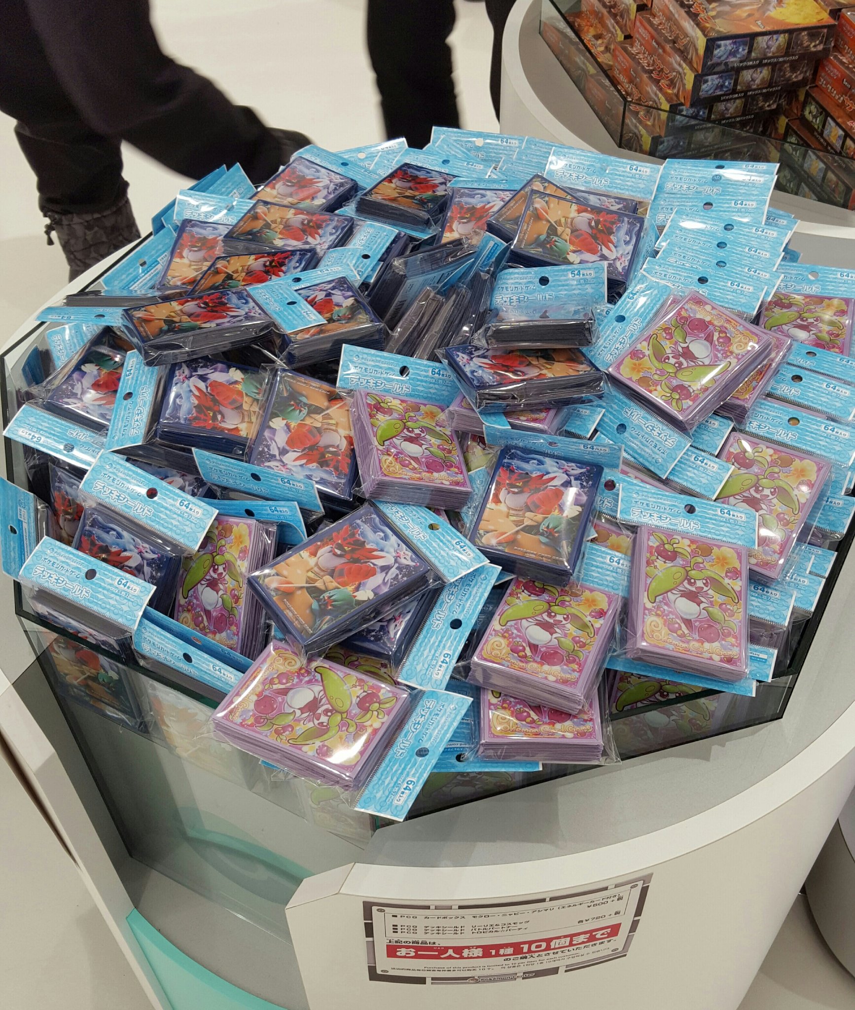 そきりゅ えんじょいふぉるむ ポケモンセンターサッポロ サッポロでも 御三家の最終進化系やアママイコのポケカスリーブはあったけど リーリエのは売り切れ 店員さん曰く 転売ヤーかどうかはわからないけど 内地ほど酷くはなかったとのこと