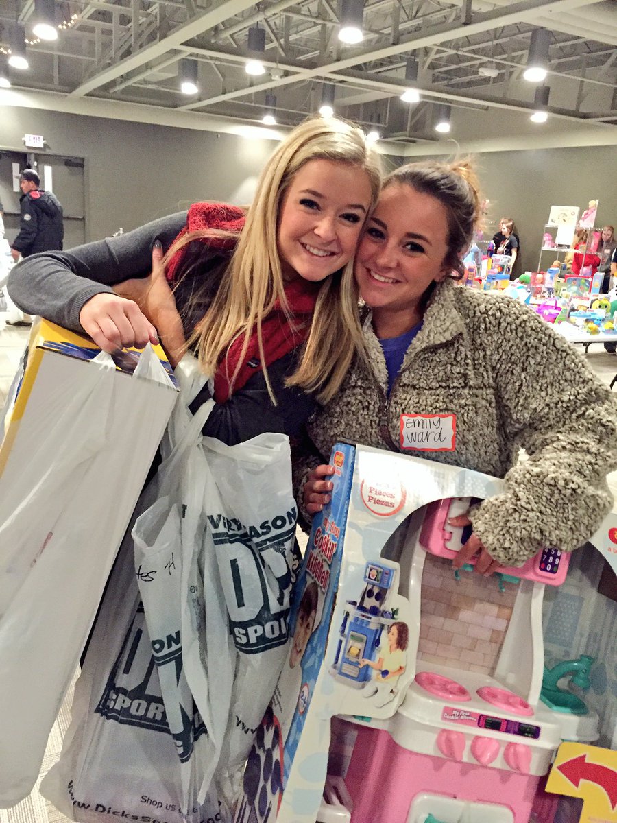 FGC20162017's tweet photo. Our girls got to participate in helping over 100 families with Christmas tonight! We are so thankful for this opportunity. #GWManger https://t.co/pVmrXRb8zg