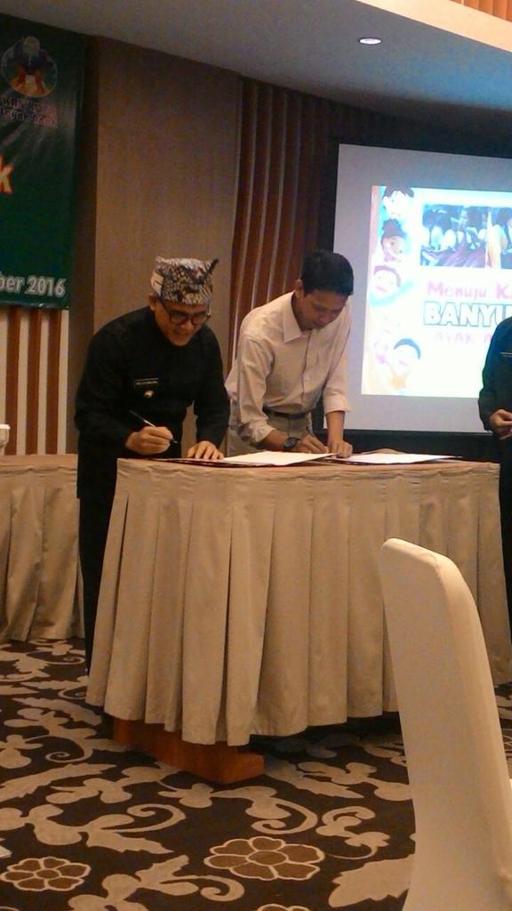 RTIKbwi's tweet photo. #jumatberaksi Penandatanganan pakta integritas menuju Banyuwangi layak anak @banyuwangi_kab @a_azwarnas #rtikupdate https://t.co/RBEvVauMdX