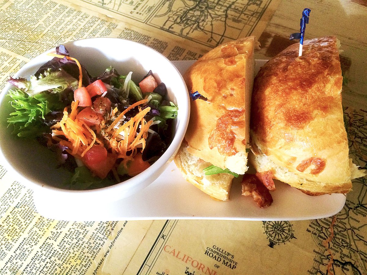 For a filling lunch, try this #hiddengem BLT with cheddar onion garlic buns at <a href="/LostFoundCafe/">Lost + Found</a>
ow.ly/mK3W306QLmu 
#vancouver #yvreats