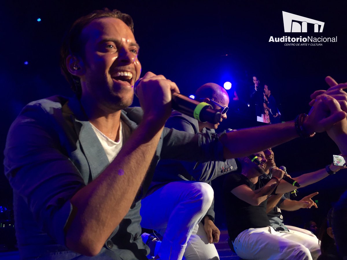 AuditorioMx's tweet photo. Una noche #ParaSiempre. ¡A @MagnetoMercurio les gusta estar muy cerca de sus fans! #MagnetoMercurioSuenaTremendo https://t.co/Z5cDovJBCa