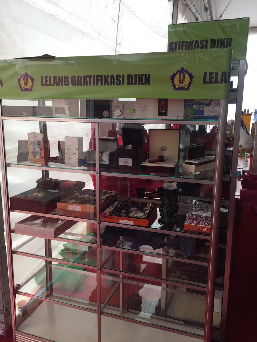 KPK_RI's tweet photo. Lelang barang Gratifikasi akan dilaksanakan siang ini(9/12) pukul 2 nanti. Apa saja yg di lelang? Cari tahu di stand DJKN #HAKI2016 https://t.co/ROZjENPj8U