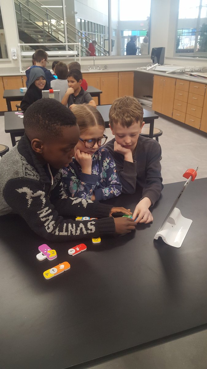 omaleyedtech's tweet photo. The focus and teamwork was awesome today!!! #gsdedtech #CodeGSD2016 #playosmo https://t.co/IeREiG5SAE