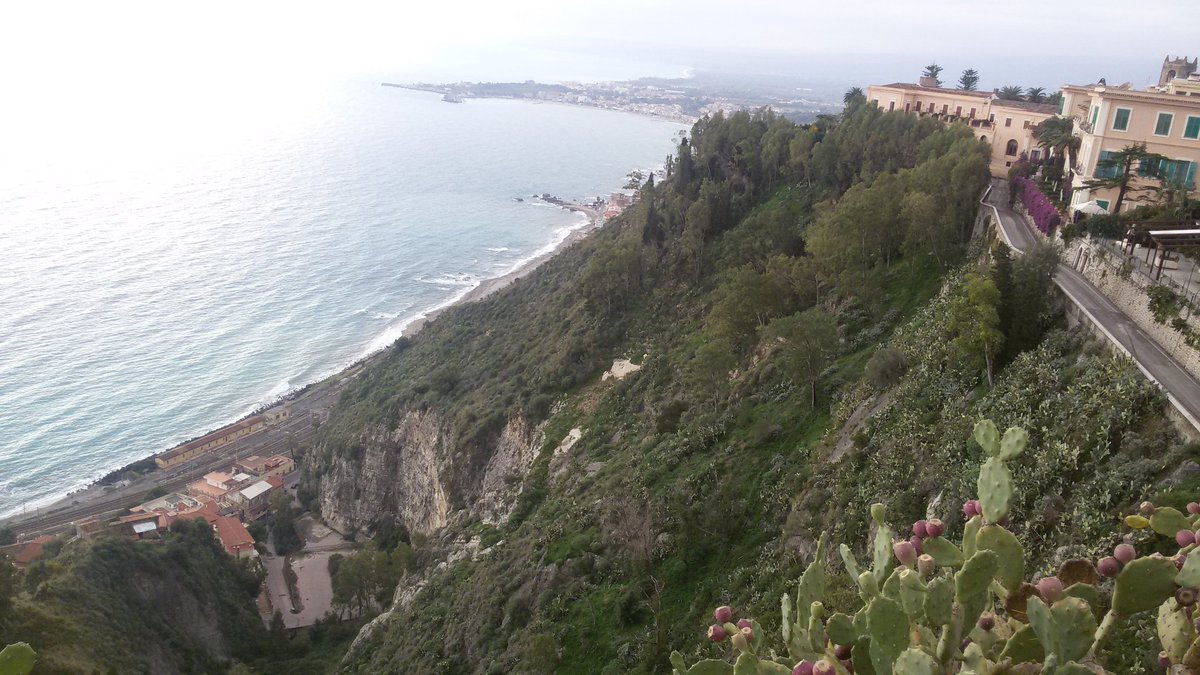 paolamont4's tweet photo. Meravigliosa #Taormina bella anche d ' #invero  ⛅🌈 https://t.co/kMfOogdu7u