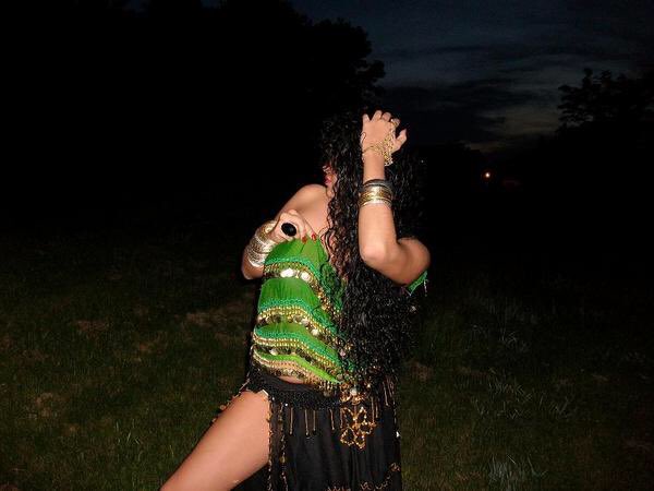 NyeshaXoXo's tweet photo. #tbt #ThrowbackThursday 💃🏽#latenightbellydancingdays #dancingwiththemoon 🌙thanks for the find @dlgbyronichero 🌹 https://t.co/xMw3VhuEqd