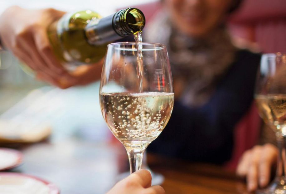 detikcom's tweet photo. Minum White Wine Tingkatkan Risiko Terkena Kanker Kulit? https://t.co/qOPrT6bpxq via @detikfood https://t.co/V2tLYpjkwz