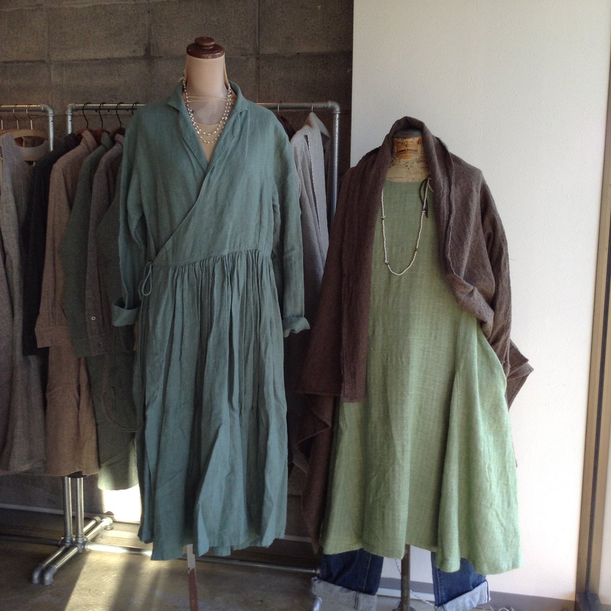 UTOKU_machida's tweet photo. 愛媛のSa-Rahから作り立てのお洋服届きました。柔らかなウールコットンやウールリネンなど、あったか素材のワンピースやコート、パンツなど30点。特にウールコットンのふわふわとした柔らかさは秀逸。言葉では表現しきれないので、来て見て触れて実際に感じていただきたいです。#utoku https://t.co/KRrypWN0YV