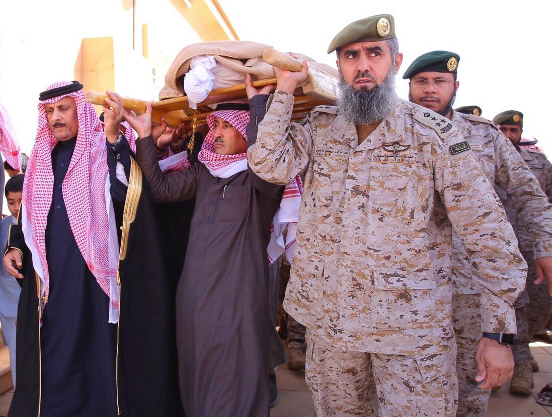 EmarahAlQassim's tweet photo. وكيل إمارة القصيم يتقدم المصلين على جثمان الشهيد (سليمان الحربي) في قبه . https://t.co/i7Ten4xgwf