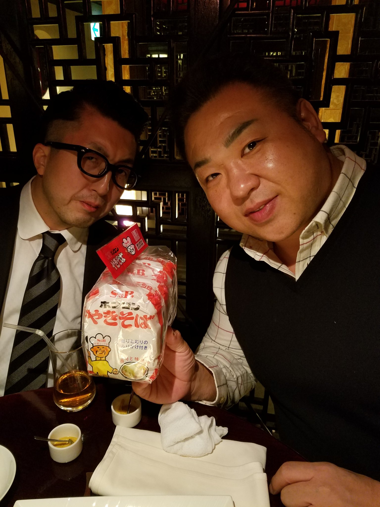 九重 龍二 千代大海 中学の同級生やんまーが懐かしの ホンコンやきそば をお土産に持って来てくれました 昔話は尽きません 笑 ホンコンやきそば よく食べてたなぁ 懐かしい 皆さん 知ってますか